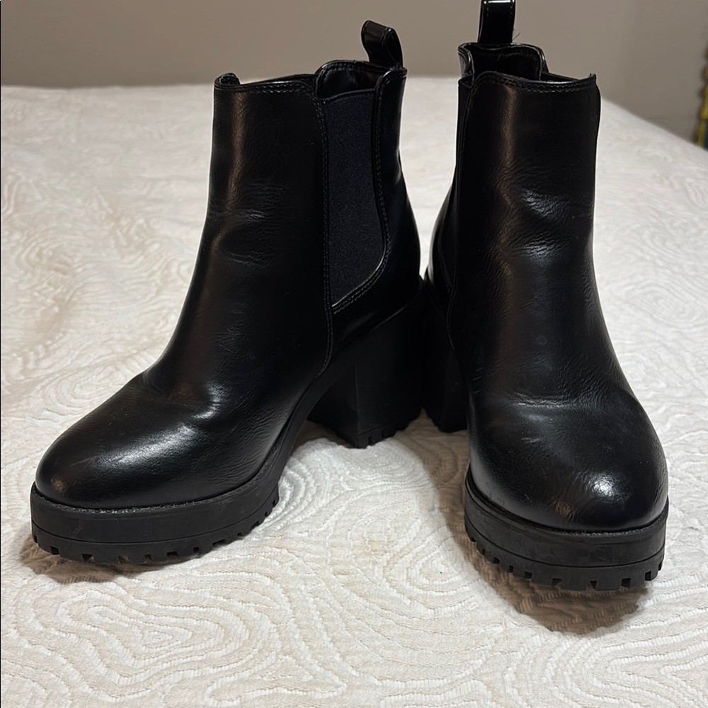 Black Ankle Boots with Chunky Sole and Rounded Toe